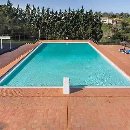 公寓 Lovely 1 Bedroom In With Pool