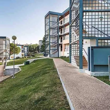 Lovely 1 Bedroom In With Pool